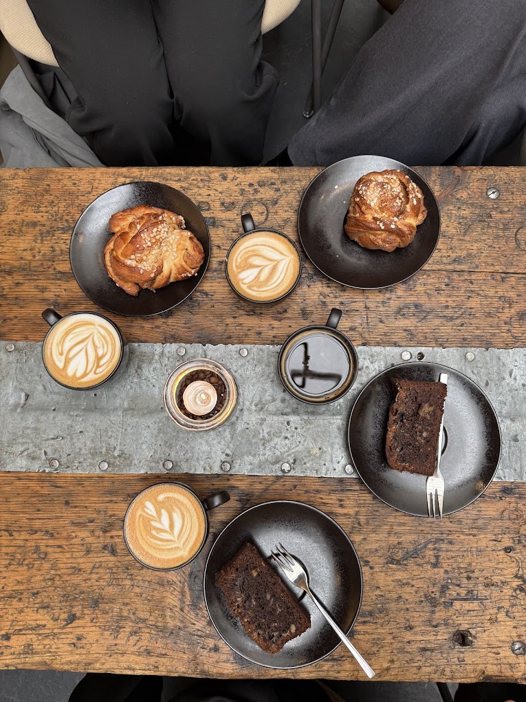 Kaffee und süße Gebäckstücke auf einem Holztisch