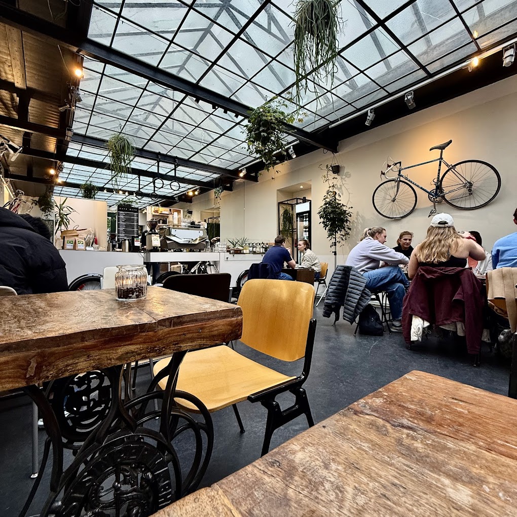 Innenraum von Cafe Glas mit Glasdach und Pflanzen
